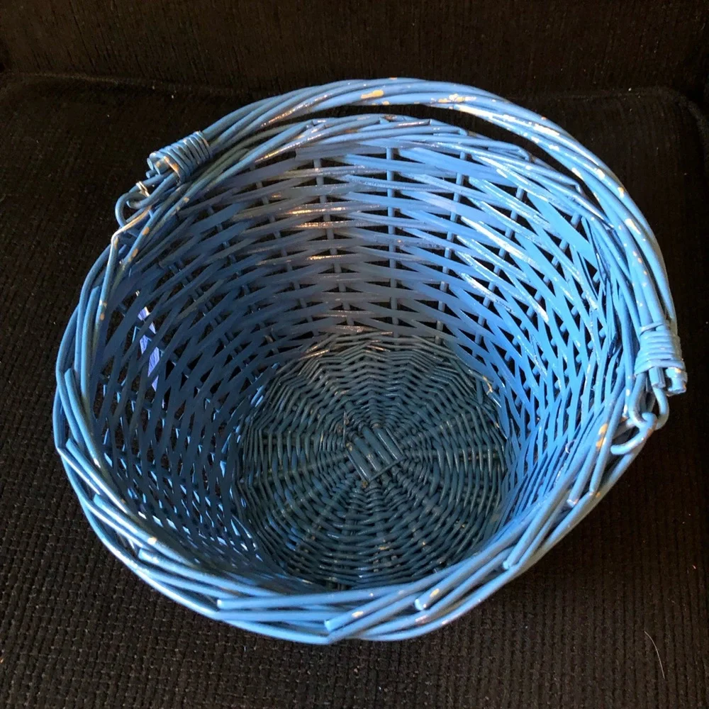 10936 VINTAGE Blue Wicker Basket With White Basket Liner Gingham Bows